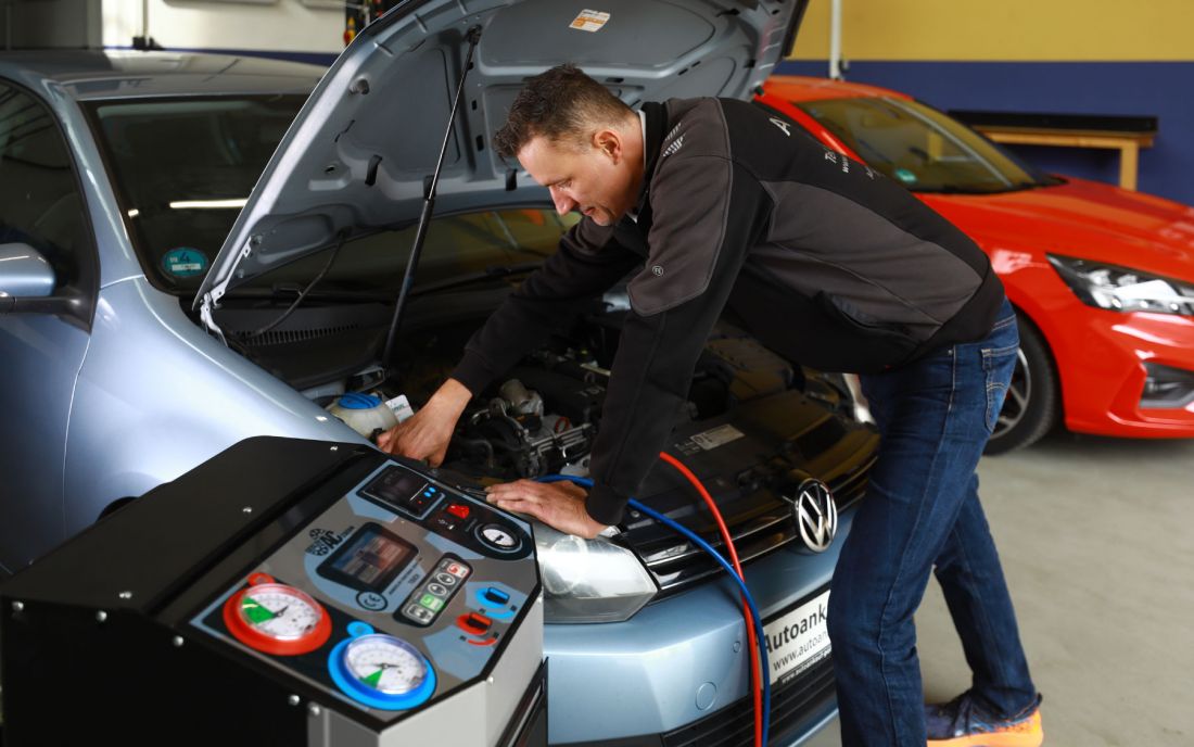 Heino Lindemann führt einen Klimaanlagen-Service durch