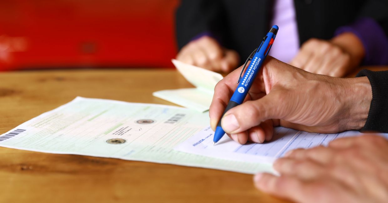 Kaufvertrag für einen Gebrauchtwagen wird unterzeichnet