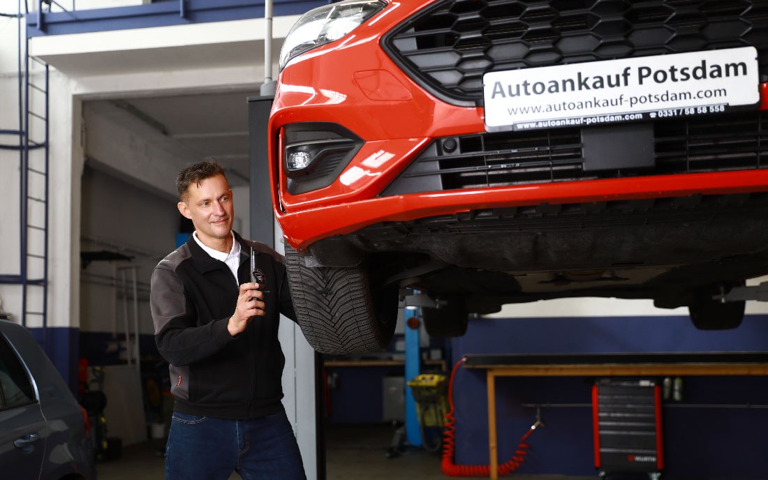 Heino Lindemann begutachtet einen Gebrauchtwagen für den Export