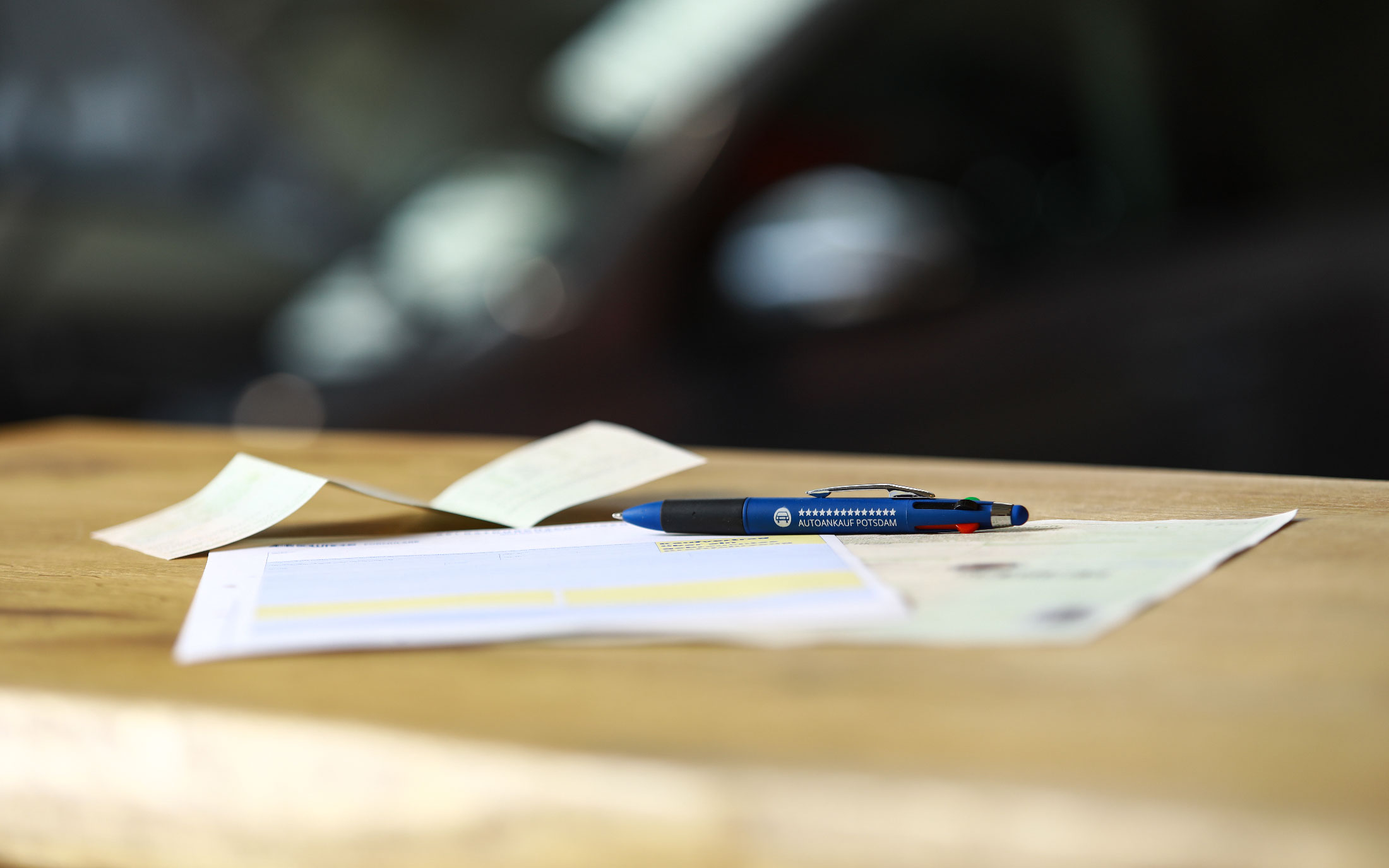 Unterlagen liegen auf einem Tisch für den Ankauf eines Gebrauchtwagens